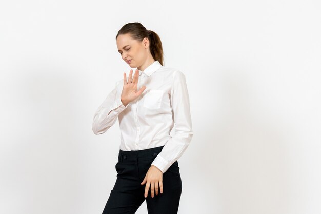 vrouwelijke kantoormedewerker in elegante witte blouse op wit