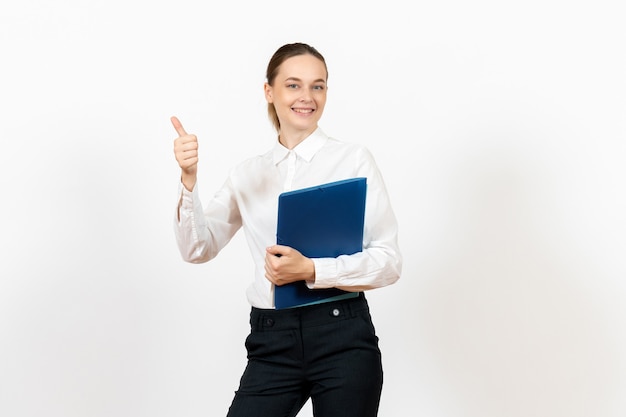 vrouwelijke kantoormedewerker in witte blouse met documenten op wit