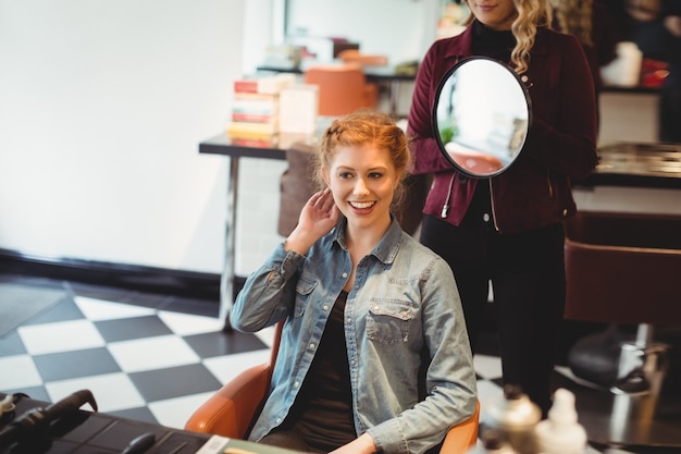 Vrouwelijke kapper styling klanten haar