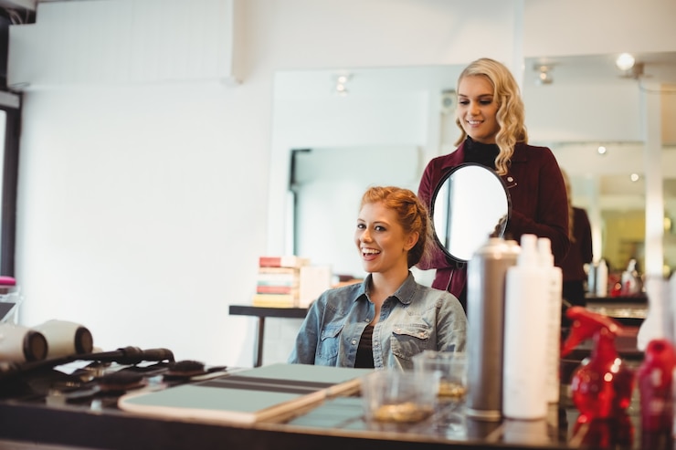 Gratis Foto vrouwelijke kapper styling klanten haar