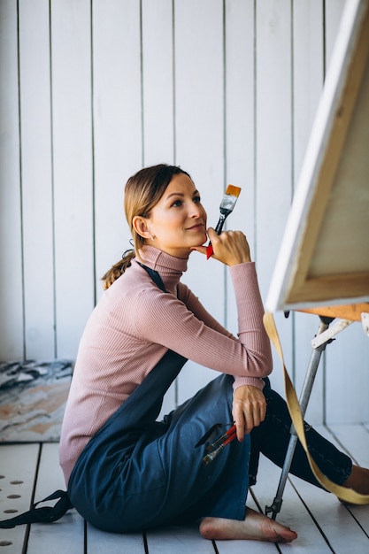 Vrouwelijke kunstenaar schilderij in studio