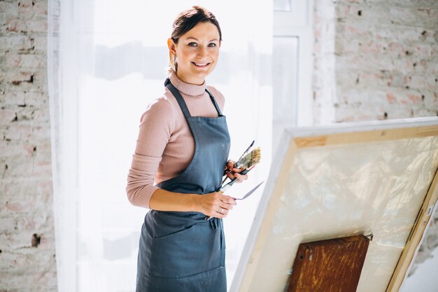 Vrouwelijke kunstenaar schilderij in studio