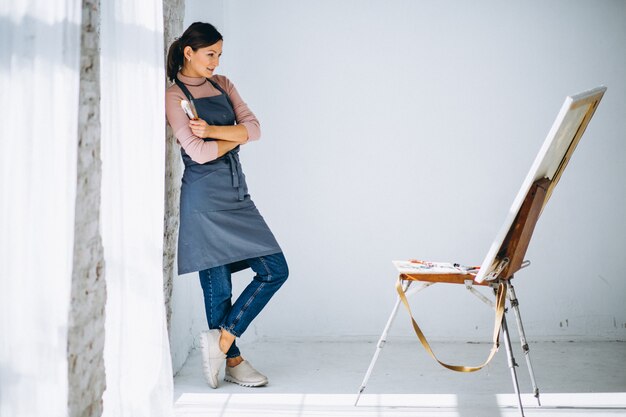 Vrouwelijke kunstenaar schilderij in studio