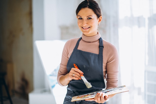 Vrouwelijke kunstenaar schilderij in studio