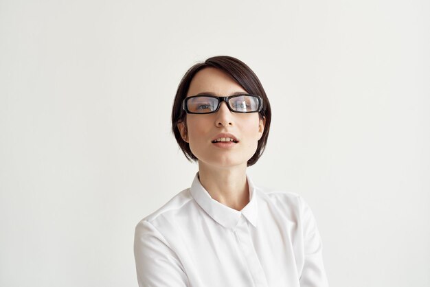 Vrouwelijke manager met een bril, professionele levensstijl in de studio van een baan