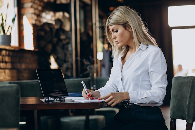 Vrouwelijke manager met mapdocumenten