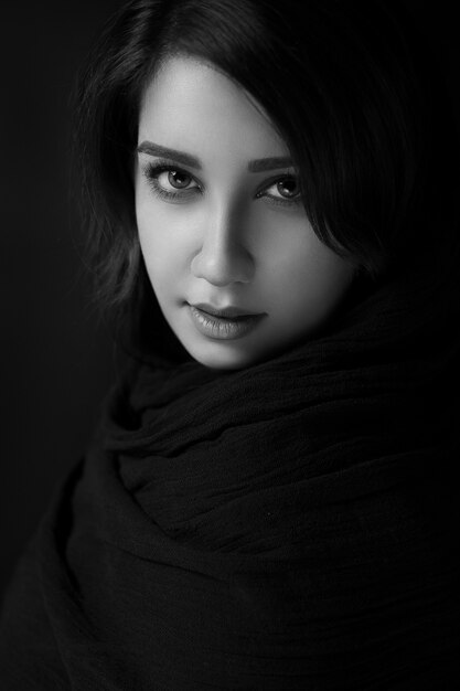 Vrouwelijke model poseren in zwart-wit