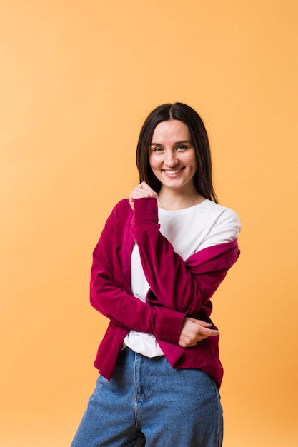 Gratis foto vrouwelijke model poseren met een oranje achtergrond