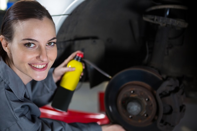 Vrouwelijke monteur oliën auto brake