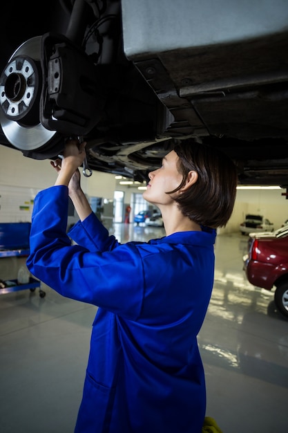 Vrouwelijke monteur tot vaststelling van een autowiel schijfrem