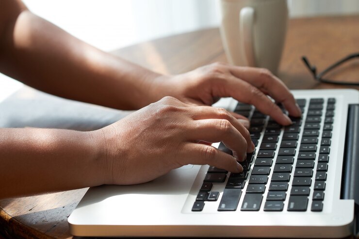 Gratis Foto vrouwelijke ondernemer met behulp van laptop