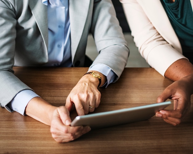 Vrouwelijke ondernemers met behulp van een digitale tablet