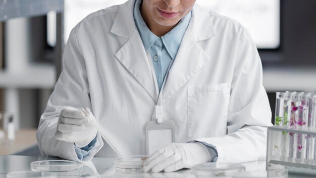 Vrouwelijke onderzoeker in het laboratorium met reageerbuis