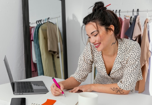 Vrouwelijke ontwerper die in haar atelier werkt