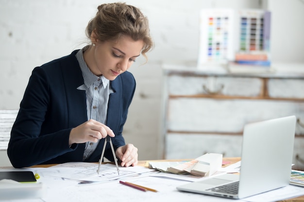 Vrouwelijke ontwerper met tekencompas