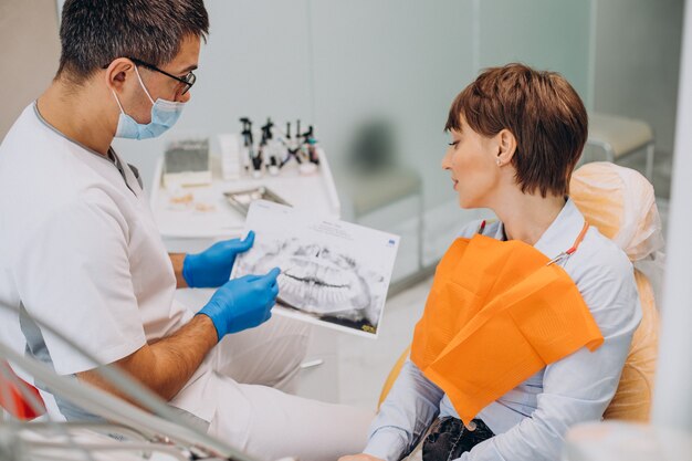 Vrouwelijke patiënt bezoekende tandarts vijand tanden hygiëne