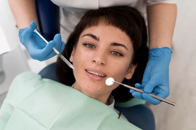 Vrouwelijke patiënt die een procedure bij de tandarts heeft gedaan
