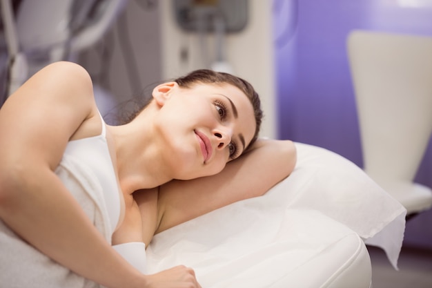 Vrouwelijke patiënt liggend op bed