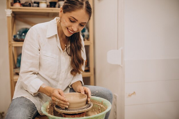 Vrouwelijke pottenbakker bij een aardewerkklasse