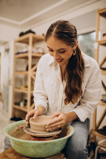 Vrouwelijke pottenbakker bij een aardewerkklasse