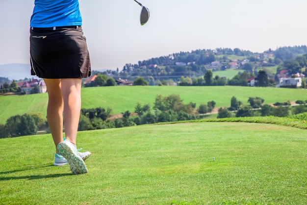 Vrouwelijke professionele golfer spelen op de golfbaan van Zlati Gric in Slovenië