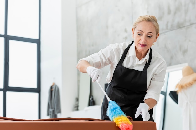 Gratis foto vrouwelijke reiniging met lage hoek