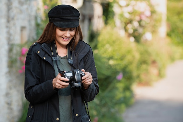 Vrouwelijke reiziger die een professionele camera gebruikt voor nieuwe herinneringen