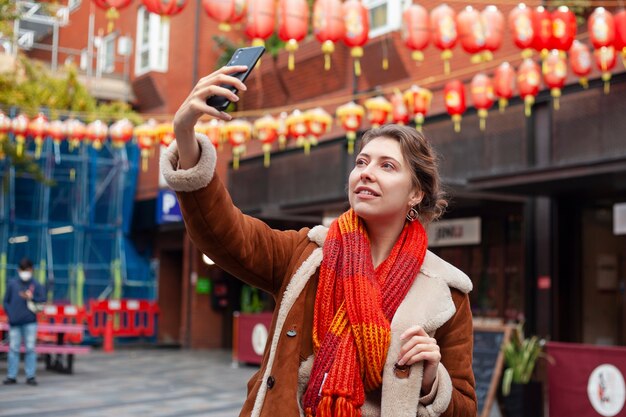 Vrouwelijke reiziger die een selfie maakt met haar smartphone