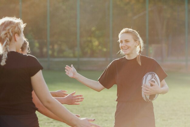 Vrouwelijke rugbyspeler die haar teampartners groeten