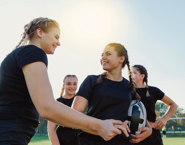 Vrouwelijke rugbyspelers die elkaar bekijken