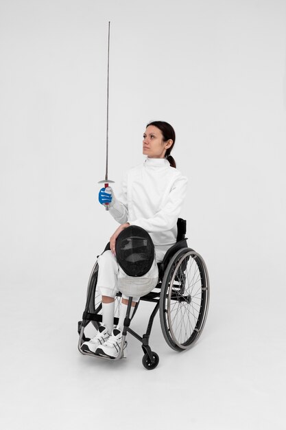 Vrouwelijke schermspeler met een beenhandicap
