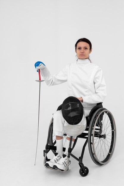 Vrouwelijke schermspeler met een beenhandicap