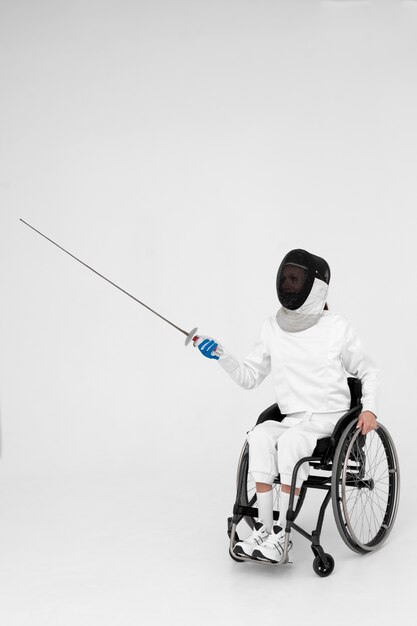 Vrouwelijke schermspeler met een beenhandicap