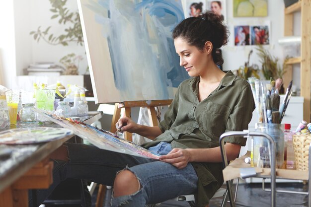 Vrouwelijke schilder in haar kunstatelier