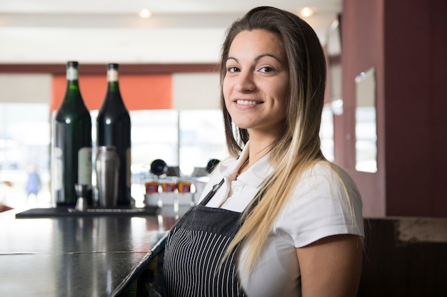 Vrouwelijke serveerster in de bar