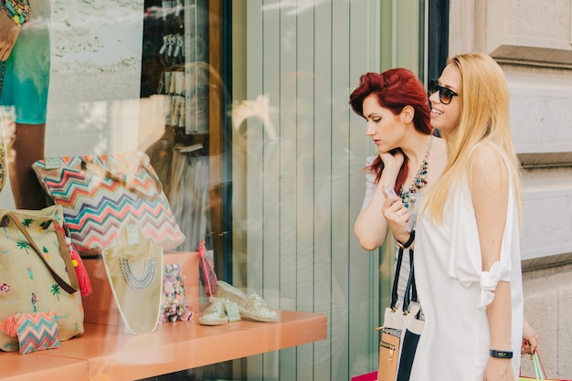 Vrouwelijke shoppers bij boutique