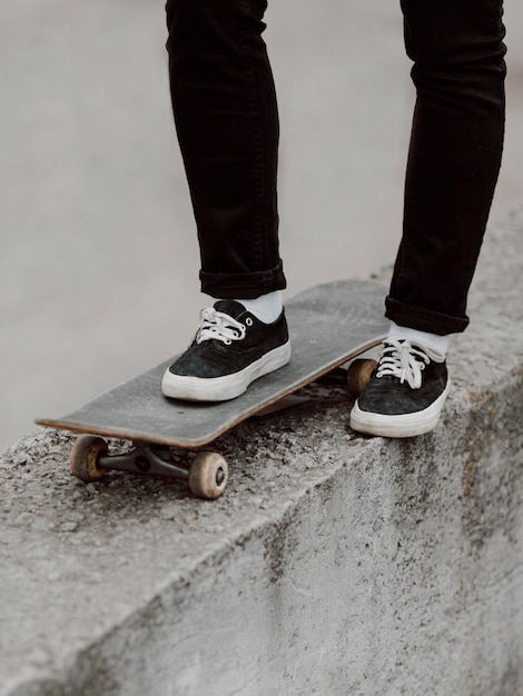 Vrouwelijke skater beoefenen van skateboarden buitenshuis