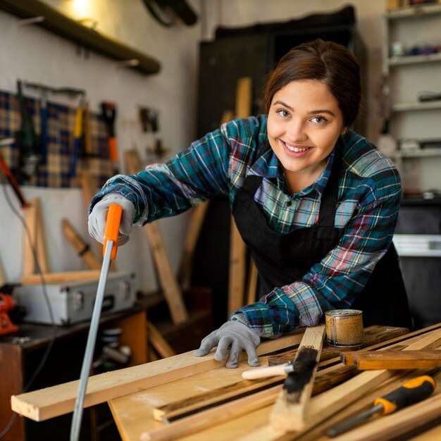 Vrouwelijke snijden houten plank