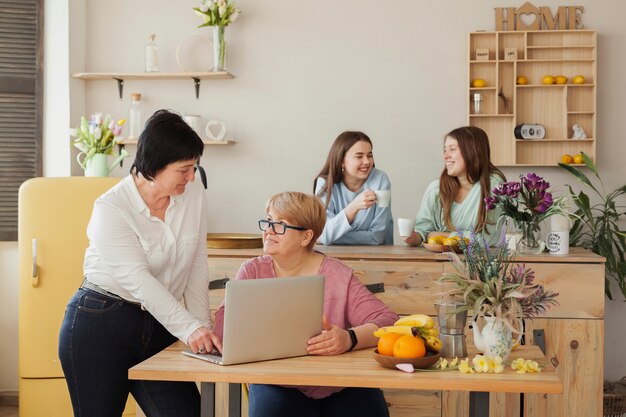 Vrouwelijke sociale club doet verschillende activiteiten