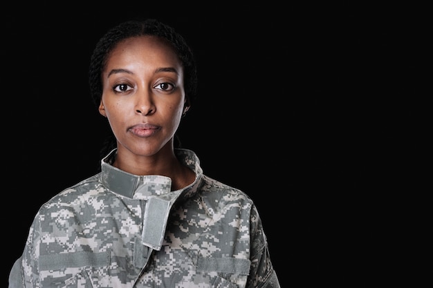 Gratis foto vrouwelijke soldaat in een uniform portret