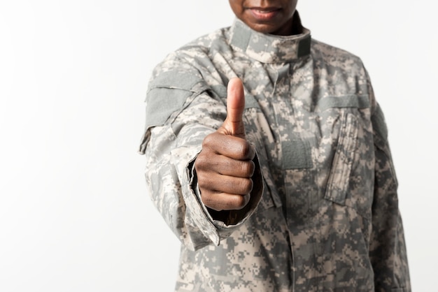 Vrouwelijke soldaat met handgebaar