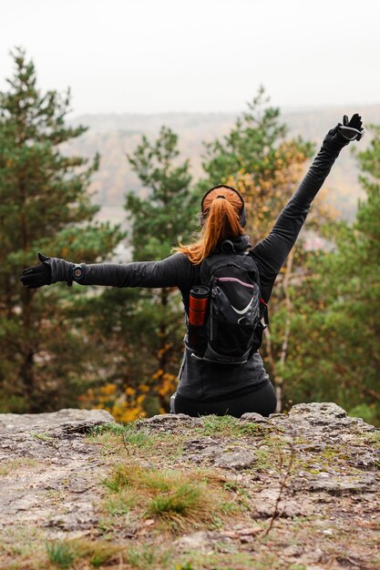 Vrouwelijke sportieve jogger die zich uitstrekt in de natuur