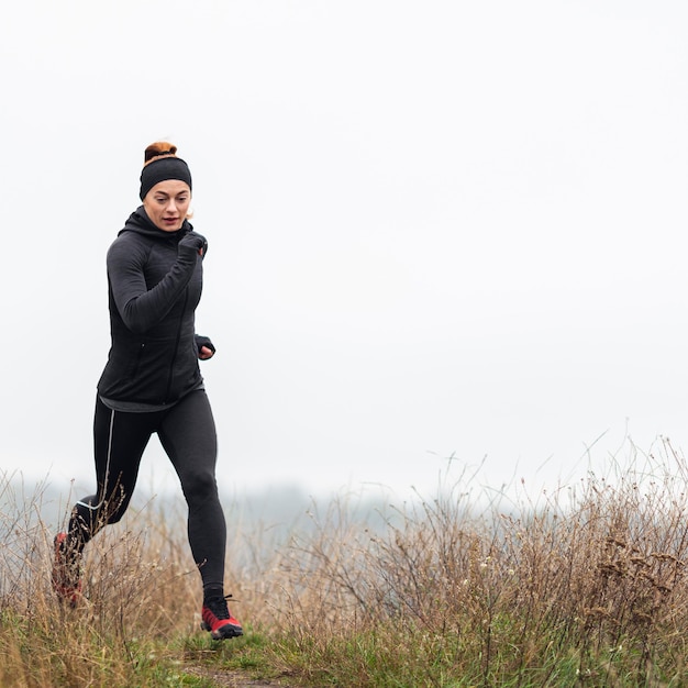 Vrouwelijke sportieve jogger uitgevoerd