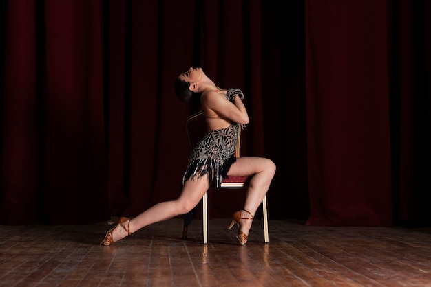 Vrouwelijke stijldanser dansen met stoel