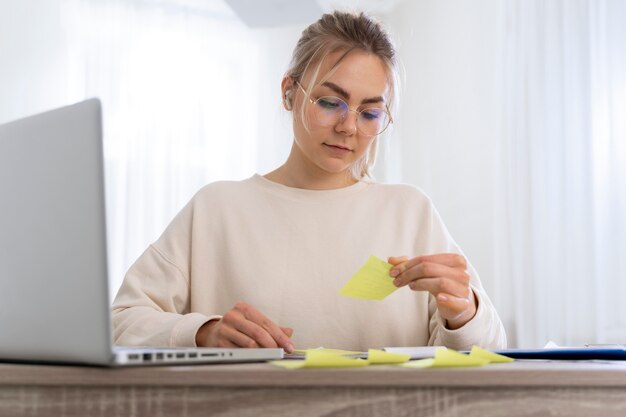 Vrouwelijke student die online Engels leert