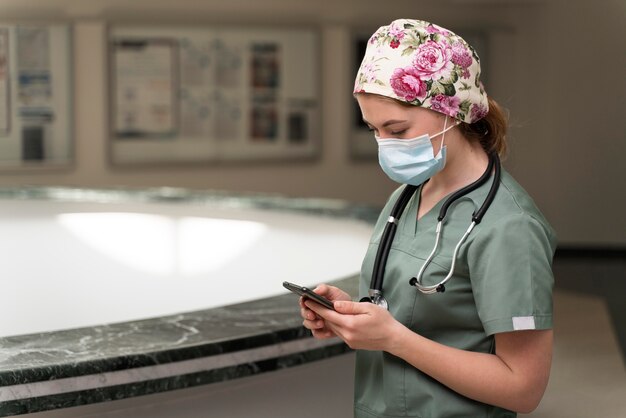 Vrouwelijke student geneeskunde met medisch masker