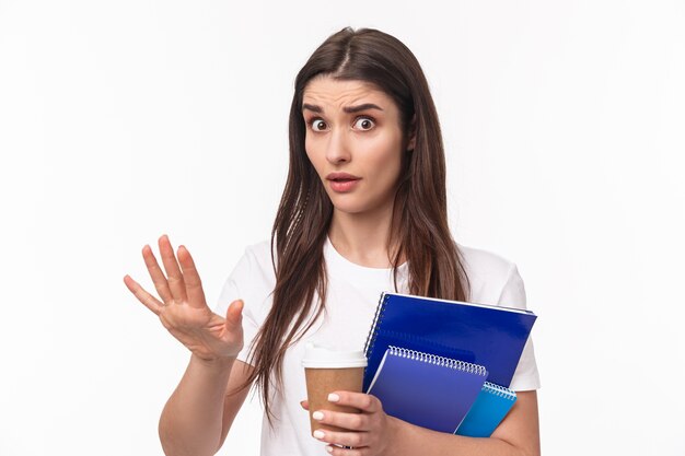 vrouwelijke student met boeken en papierwerk