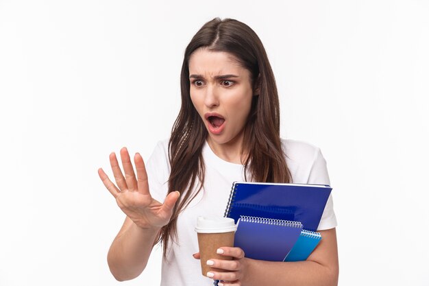 vrouwelijke student met boeken en papierwerk