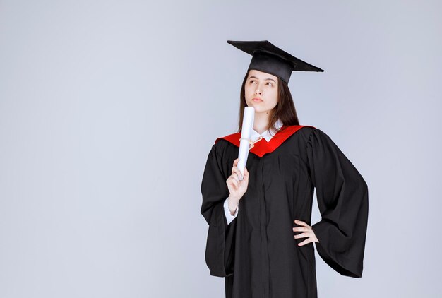 Vrouwelijke student met college diploma poseren voor de camera. Hoge kwaliteit foto