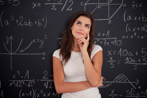 Vrouwelijke student na te denken over wiskundeprobleem